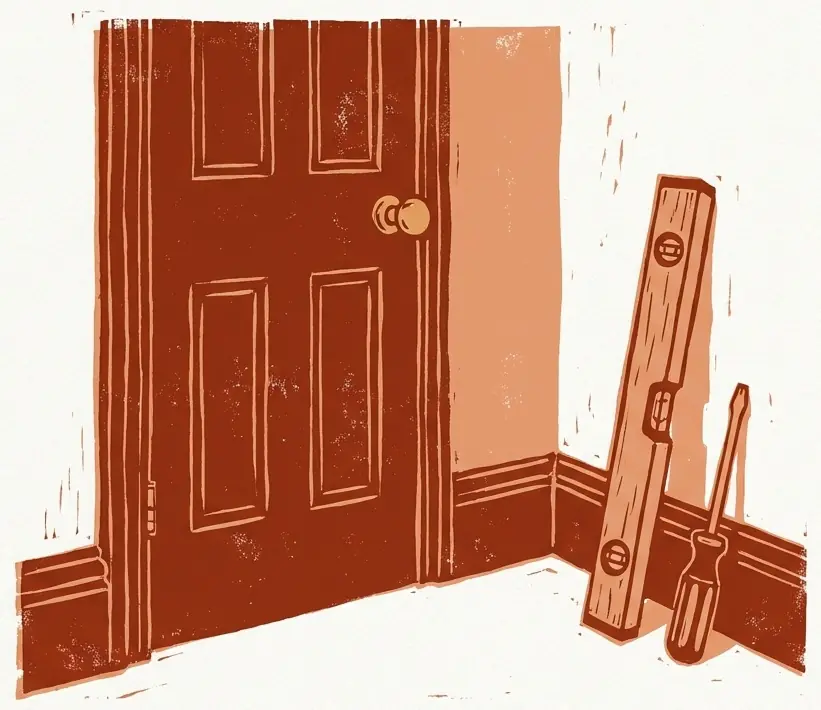 Linogravure : porte à panneaux entrouverte, plinthe moulurée, niveau à bulle et tournevis posés contre le mur